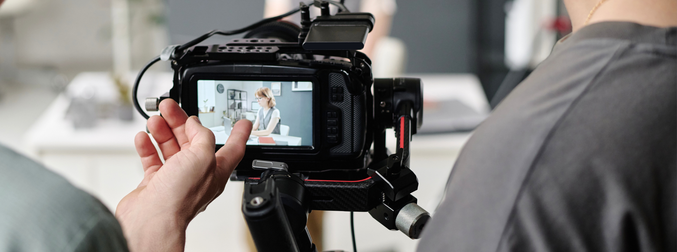 Ein Bild von einem Kamera-Setup auf einem hybriden Event. Im Kamerabild ist eine moderierende Person zu sehen.